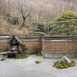 龍の湯 - 庭園に小さな神社