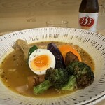 スープカレー syukur  - もも肉ホロホロ｡ブロッコリーの焦がし方が上手｡「焦げ臭い」の三歩手前｡思わずブロッコリーお代わり｡