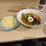 Supu Kare Shukuru - 彩り良く盛り付けられたカレー｡〝スッキリ・アッサリ〟の旨さに出会う5秒前｡