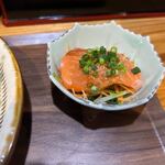 Chuugokuryouri To Oishii Osake Mahoroba - この日の小鉢はサーモンのサラダ・・・