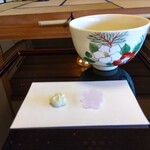 Chashitsu Ippaku An - 抹茶と干菓子(横から)
