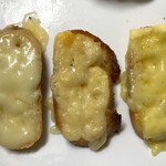 ミンタル  - バゲットに乗せて焼きました おこっぺ有機ゴーダチーズ(左)、酪佳(中央)、レラ・ヘ・ミンタル(右)