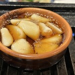 焼肉食道 大勝 - ニンニクのホイル焼き。　この器　ええ仕事してくれます。