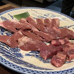 焼肉食道 大勝 - 上が　ハツ　右下が　タン先