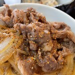 大河原 - 『牛丼(お汁･小鉢付)』の牛丼+七味唐辛子