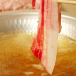 キング大志 - イベリコのお肉は、お鍋に入れた瞬間に溶けていきますので、しゃぶしゃぶでおたべください。