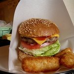 ビッグスマイル - 料理写真:チーズバーガー