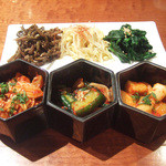 よろにく - あっさりキムチ、オイキムチ、カクテキ、ナムル三種