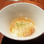 よろにく - 突き出しのズワイガニと生豆腐の生姜ジュレ