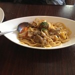 メイン 牛すじのカレークリームパスタ