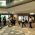 ミンタル  - 北海道地チーズ博 入り口 後期 セレクト5の列が階段まで伸びてます