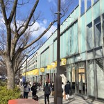 ミンタル  - 表参道ヒルズ外観 入り口前からJR原宿駅方向