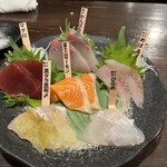 炭火焼 海ごはん サカナヨロコブ - 刺身盛り合わせ