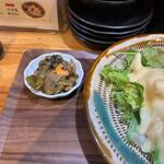 Chuugokuryouri To Oishii Osake Mahoroba - ご飯と一緒に美味しいザーサイも添えられてました。