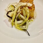 f - 薯蕷のフリットには八郎潟のいさじゃとバターをソースに敷いてひろっこを添えてあります