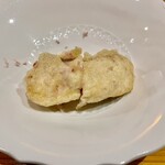 f - 真鰭のフリットには凍らせたパンチェッタを削りかけて完成