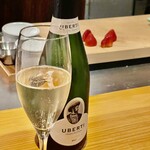 f - 柔らかくて粒立ちの細かい泡なのは他のフランチャコルタと同じですがややドライ　とても気に入りました