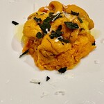 f - 山内人参を蒸し焼きにしてソテーにした上に雲丹をたっぷり