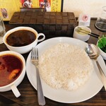 横浜ボンベイ - ボンベイカレー(手前)とカシミールカレーの2種セットとパクチー