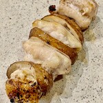 焼鳥 せきね - マッシュルームをスライスして胸肉の間に挟みました　淡白な肉の旨味が数段上がります