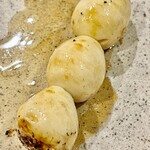 焼鳥 せきね - 鶉卵も攻めて攻めての火入れ　表面のテクスチャーの強さが他の焼鳥屋とは全く違います