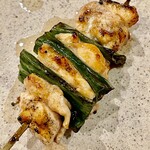 焼鳥 せきね - 比内地鶏の脛肉には葉大蒜を挟んで強烈な美味さを演出　焼きが素晴らしいのにさらに工夫するから美味さが無敵です