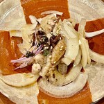 焼鳥 せきね - 本日の皮は串から外してオニスラと和えた一品料理になりました