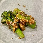 焼鳥 せきね - お通しはもう一品　これも春らしい菜の花の胡麻よごしです