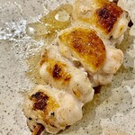 焼鳥 せきね - 手羽元は丁寧な火入れでしっとりとした焼き上がり