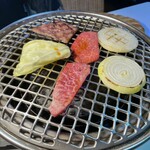 焼肉・円盤餃子　ひたち - まだ餃子到着前にキムチとコレでアレを待つ