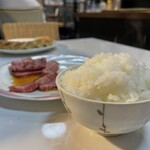 焼肉・円盤餃子　ひたち - 途中でカミさん焼肉にたまらずライス欲しがり半ライス。これ？半？笑