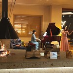 ゆと森倶楽部 - 19:30〜ラウンジで暖炉ライブ。この日はバイオリンとピアノ。ココでもアルコールフリーです