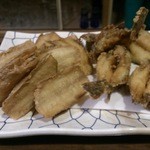 虹河 - バイキングのほんの一部、魚のから揚げ
