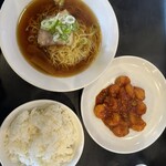 Niyon - シンプルなラーメン、エビチリ、ライス。美味♪