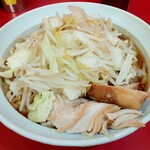 ラーメン二郎  - やったあ！ようやく食べられる！コールはそのままのラーメン９００円、麺は少なめカタメ。夜の約束があり量は少なくしました....