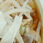 Ramen Jirou - スープですが久しぶりにどんぶりの縁の油膜を発見！ヤサイを征服したのちスープを混ぜ混ぜ、飲んでみましたがさほど醤油感は感じられずでした。カウンターのボトル投入も考えましたが、ぬるくなるので回避‥‥