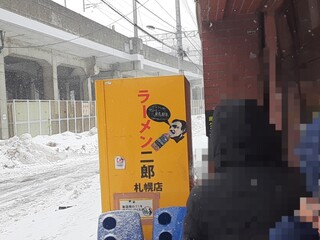 Ramen Jirou - たしか氷点下だったこの日、開店時間までじっと寒さに耐えながら待ちました。二郎さんでは列にならぶのは当たり前なんですが、冬場の札幌、こりゃあマジで大変！