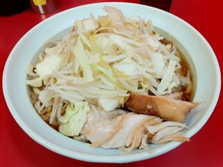 Ramen Jirou - やったあ！ようやく食べられる！コールはそのままのラーメン９００円、麺は少なめカタメ。夜の約束があり量は少なくしました....