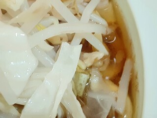 Ramen Jirou - スープですが久しぶりにどんぶりの縁の油膜を発見！ヤサイを征服したのちスープを混ぜ混ぜ、飲んでみましたがさほど醤油感は感じられずでした。カウンターのボトル投入も考えましたが、ぬるくなるので回避‥‥
