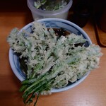 加賀 - 春菊天 そば・うどん、600円
      + 山菜、120円。