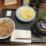 松屋 - 牛丼を小盛りを選択してサラダ味噌汁牛丼で470円。ランチタイム！