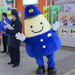 遠灯庵 - 秋田駅で見かけた秋田県警のイメージキャラクター「まもるくん」