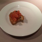 ジリオーラ - 軽くトーストしたフランスパンに、トマトが載ってます