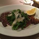 ジリオーラ - 牛ロースのタリアータ（薄切りグリル）ルッコラ、パルミジャーノチーズ添え
                                