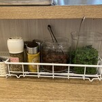 カレーの店 ガン爺 - 卓上の薬味
