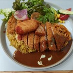 長崎トルコライス食堂 - スタンダードトルコライス 1100円。ルーに洒落たアート♪遊び心ヨシ(๑•̀ㅂ•́)و✧