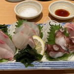 Shibuyakko Izakaya Toto Toriton - 本日の鮮魚のお刺身  3点盛り
                        かんぱち・タイ・生だこ
                        （オマケで、ぶり･ネギトロも付いてきた）