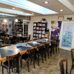 アンの家 - 空きテーブル席Pic。予約席カードが2テーブルに。真ん中の大テーブル席が1人客とかの調整席。全席で35席。