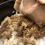 Ramen Nagahama Hana - Cランチ（880円）　ミニチャーシュー丼のチャーシューの下