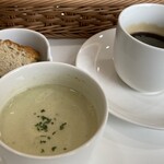 カフェ・ド・シナモニ - ウェルカムシフォンケーキ、自家製スープ、フリードリンク